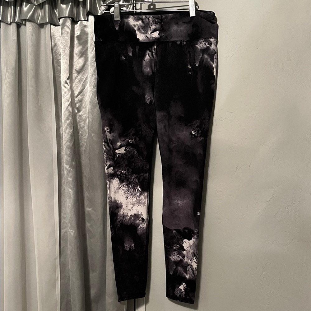ALO Yoga women Black and gray Leggings